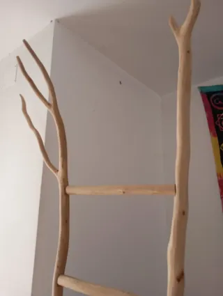 Escalera decorativa de madera natural