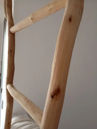 Escalera decorativa de madera natural