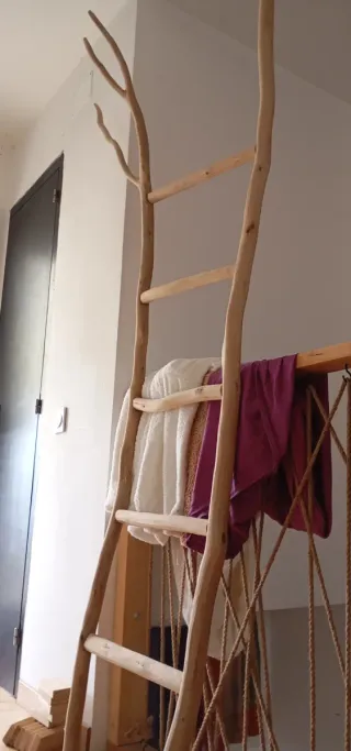 Escalera decorativa de madera natural