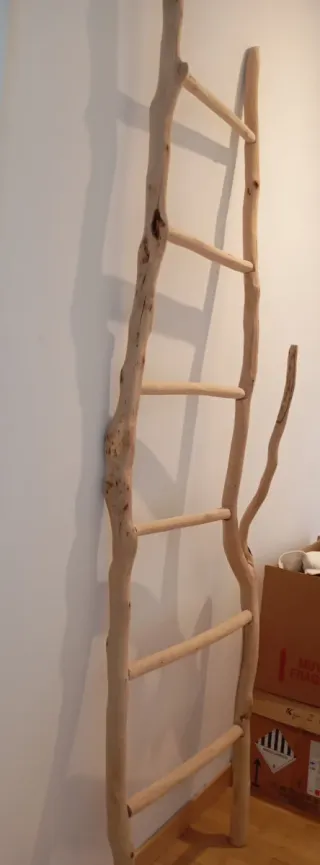 Escalera decorativa de madera natural