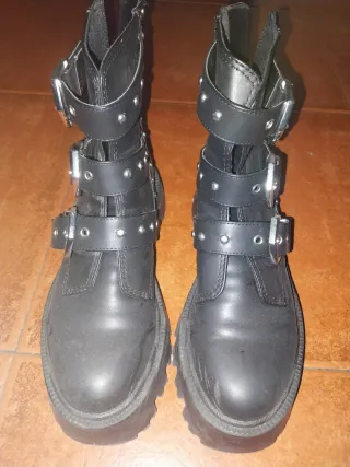 Botas Stradivarius negras con tachuelas
