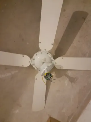 Ventilador de techo blanco