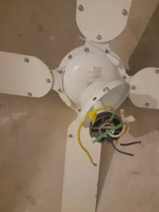 Ventilador de techo blanco