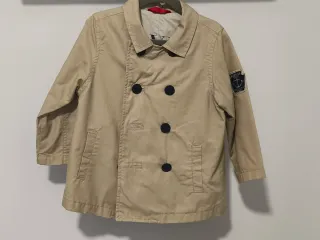 Peto vaquero, jersey polo y gabardina Zara