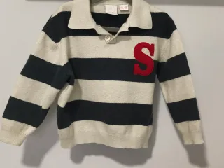 Peto vaquero, jersey polo y gabardina Zara