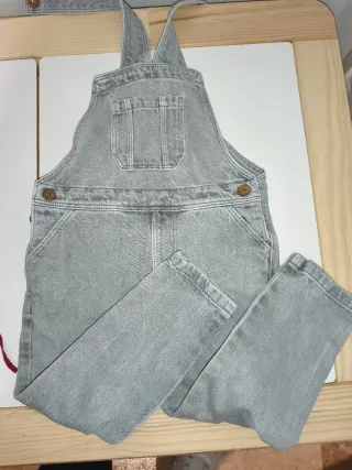 Peto vaquero, jersey polo y gabardina Zara