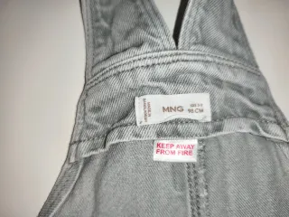 Peto vaquero, jersey polo y gabardina Zara