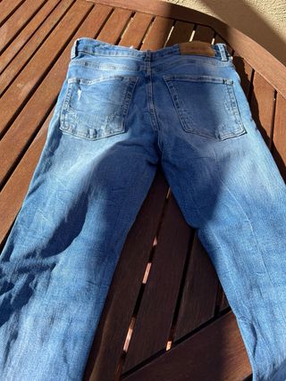 Pantalón vaquero chico desgastado