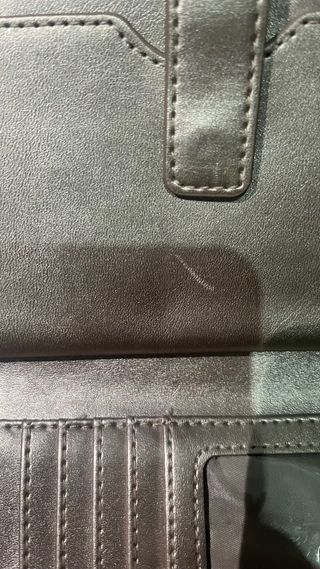 Billetera Guess negra acolchada