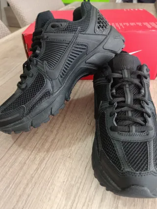 Zapatillas Nike Vomero 5 Negras