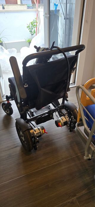 Cama hosp. 300€ y Silla de ruedas eléctrica 700€