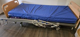 Cama hosp. 300€ y Silla de ruedas eléctrica 700€