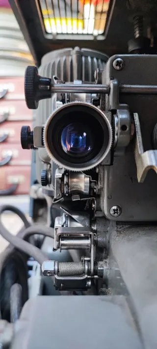 Proyector Bell & Howell Filmosound Specialist 8399