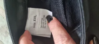 Pantalón pitillo efecto cuero negro