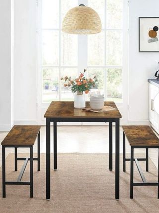 Mesa comedor con 2 bancos