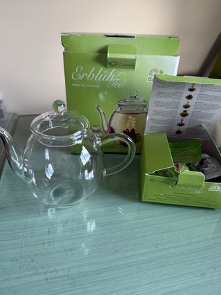 Teiera in vetro con fiori di tè