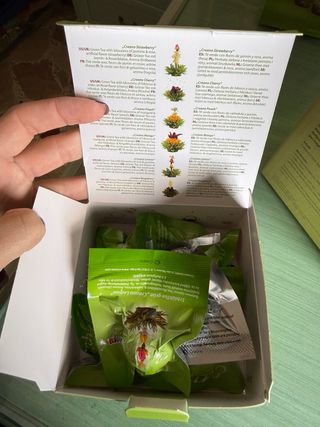 Teiera in vetro con fiori di tè