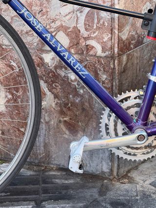 Bicicleta carretera clásica morada