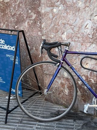 Bicicleta carretera clásica morada