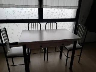 Mesa extensible y 4 sillas