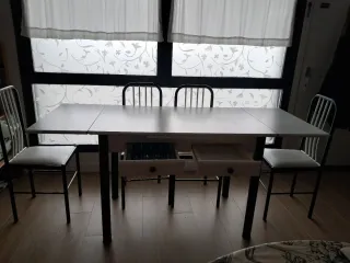Mesa extensible y 4 sillas