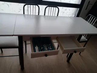 Mesa extensible y 4 sillas