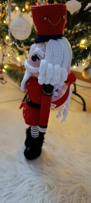 Schiaccianoci amigurumi fatto a mano