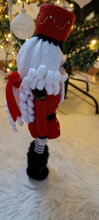 Schiaccianoci amigurumi fatto a mano