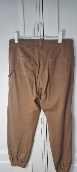 Pantalón cargo camel con cadena