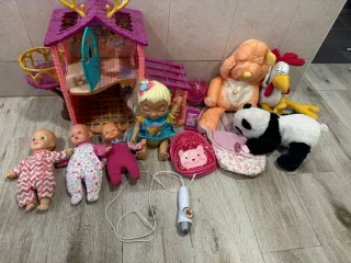 Lote de juguetes: casa, muñecas y peluches