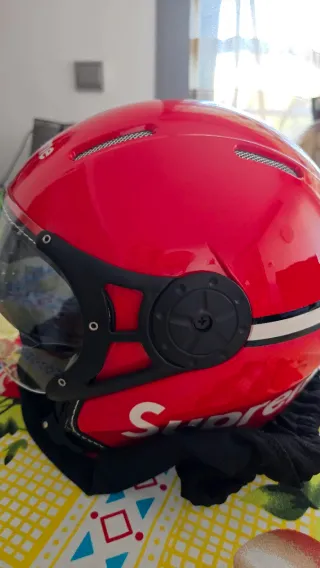 Casco de moto rojo con visera