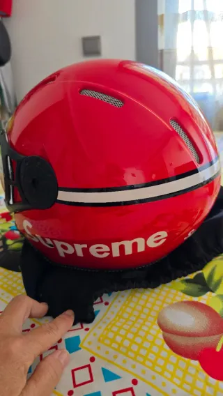 Casco de moto rojo con visera
