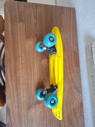 Monopatín infantil con diseño de serpiente