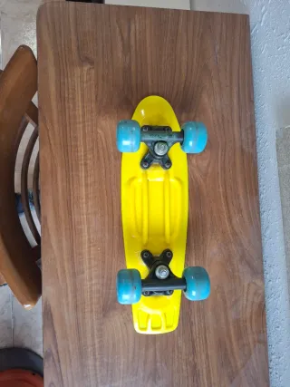 Monopatín infantil con diseño de serpiente