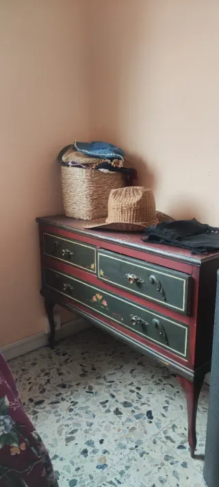 Cómoda pintada a mano