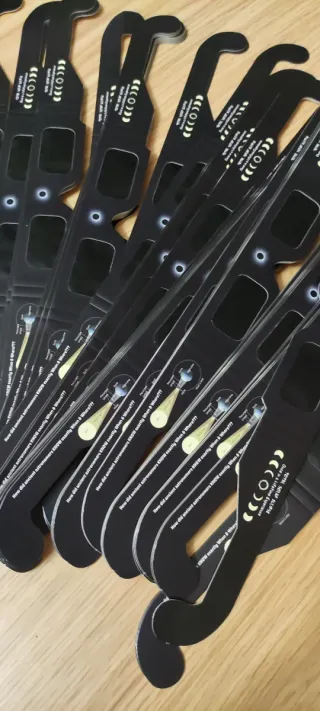 10 unidades Gafas de sol eclipse negras