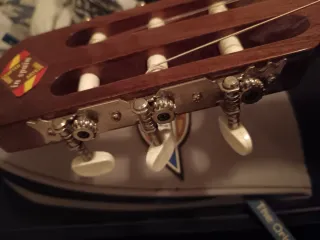 Guitarra Admira Juanita y funda de calidad