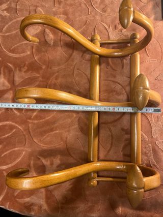 Perchero de madera curvo