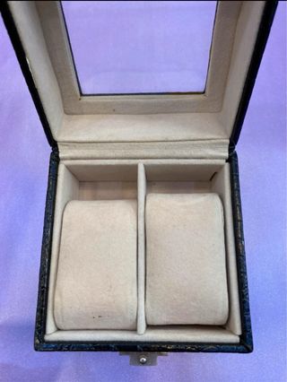 Porta orologi nero con coperchio trasparente