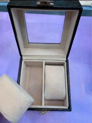 Porta orologi nero con coperchio trasparente