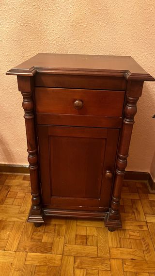 Mesita de noche de madera oscura