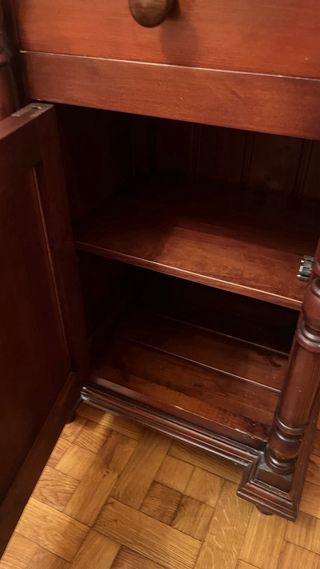 Mesita de noche de madera oscura