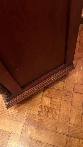 Mesita de noche de madera oscura