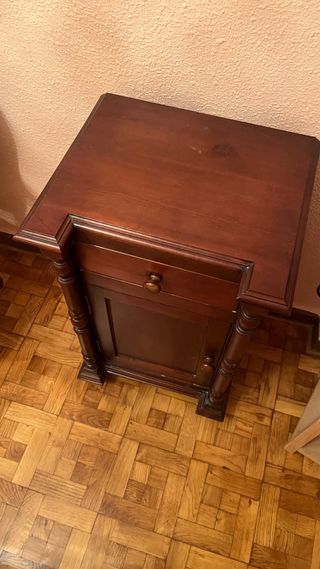 Mesita de noche de madera oscura