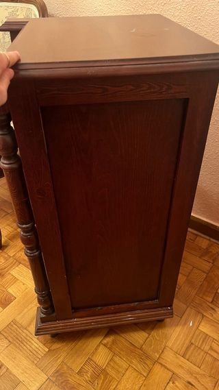 Mesita de noche de madera oscura