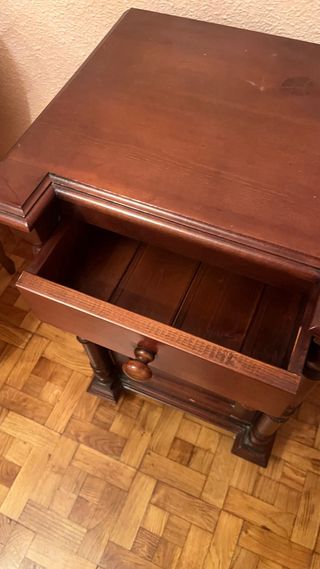 Mesita de noche de madera oscura