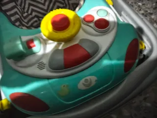 Andador infantil con centro de actividades