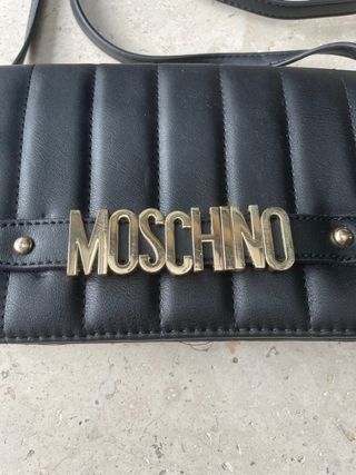 Bolso Moschino negro con detalles dorados