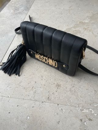 Bolso Moschino negro con detalles dorados