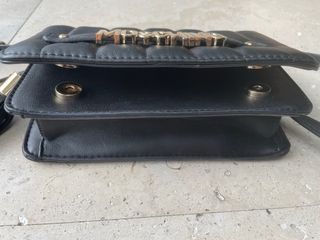 Bolso Moschino negro con detalles dorados